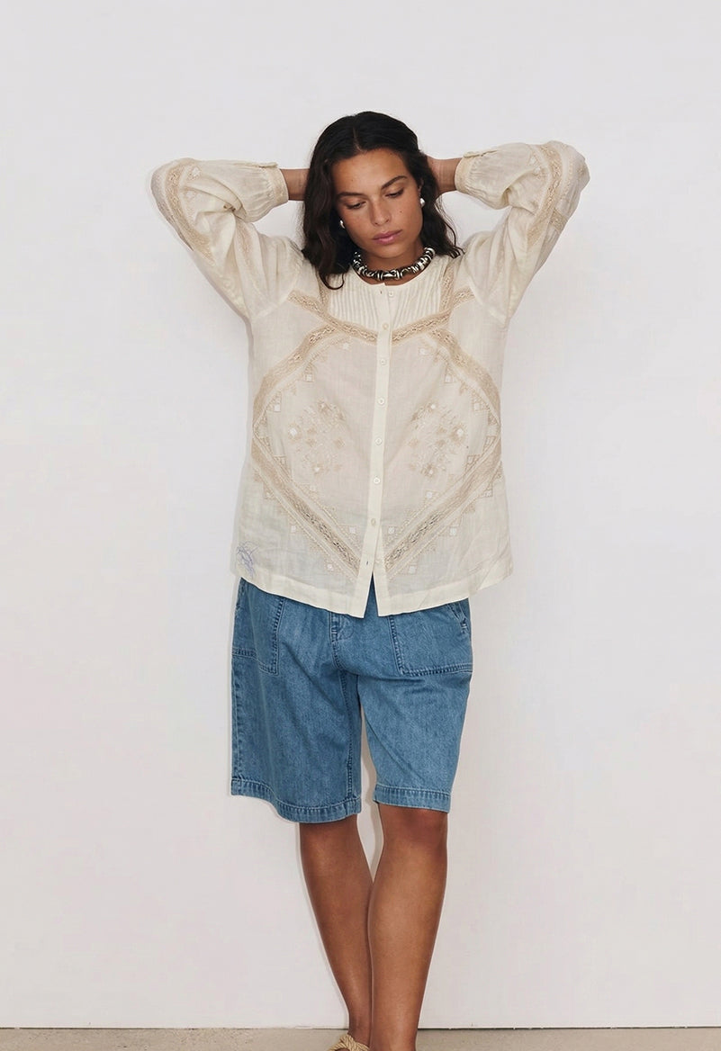 Chemise Carla portée avec bermuda Bonnie en denim