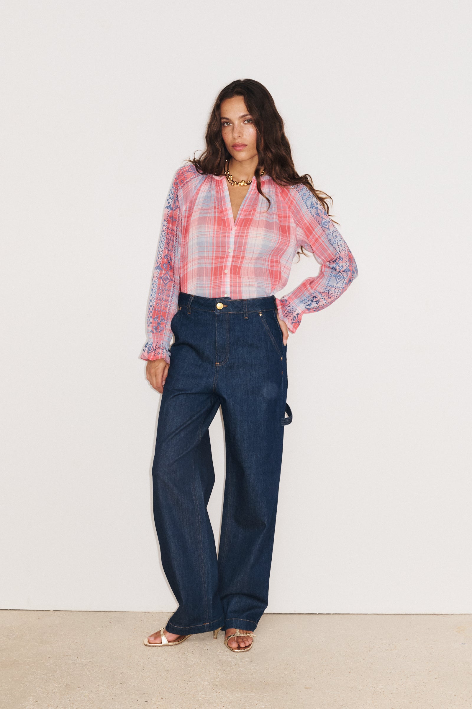 look chemise Sienna manches longues portéeen framboise  avec pantalon Madison style élégant 