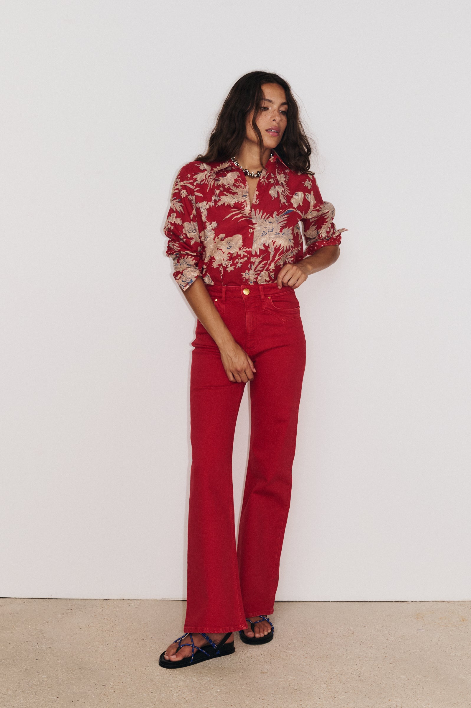 Look estival femme avec chemise Flavie rouge fluide et jean Juliette Stella Forest
