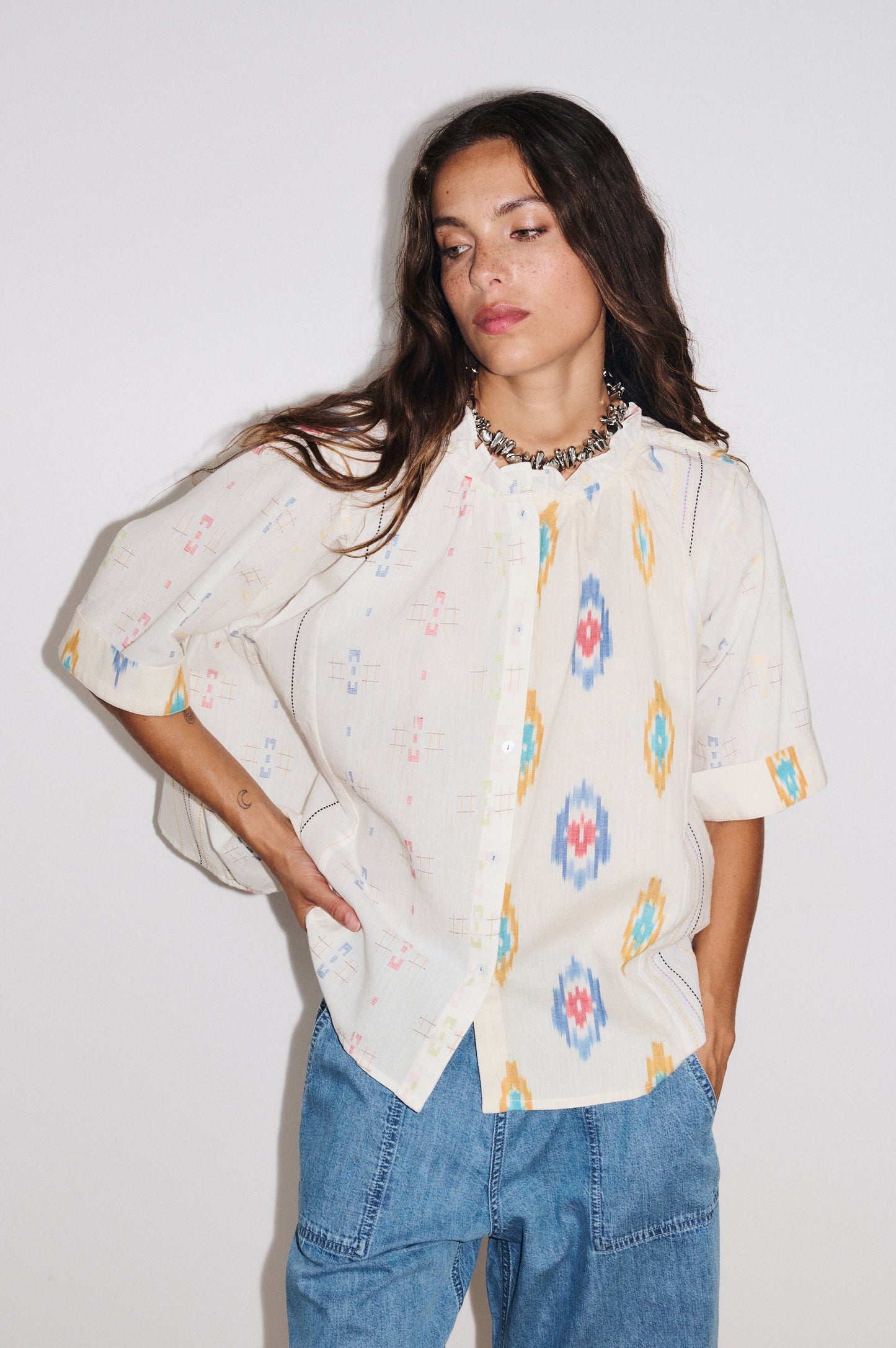 Zoom de la chemise femme manches courtes Kaia à motifs ikat et rayures déstructurées