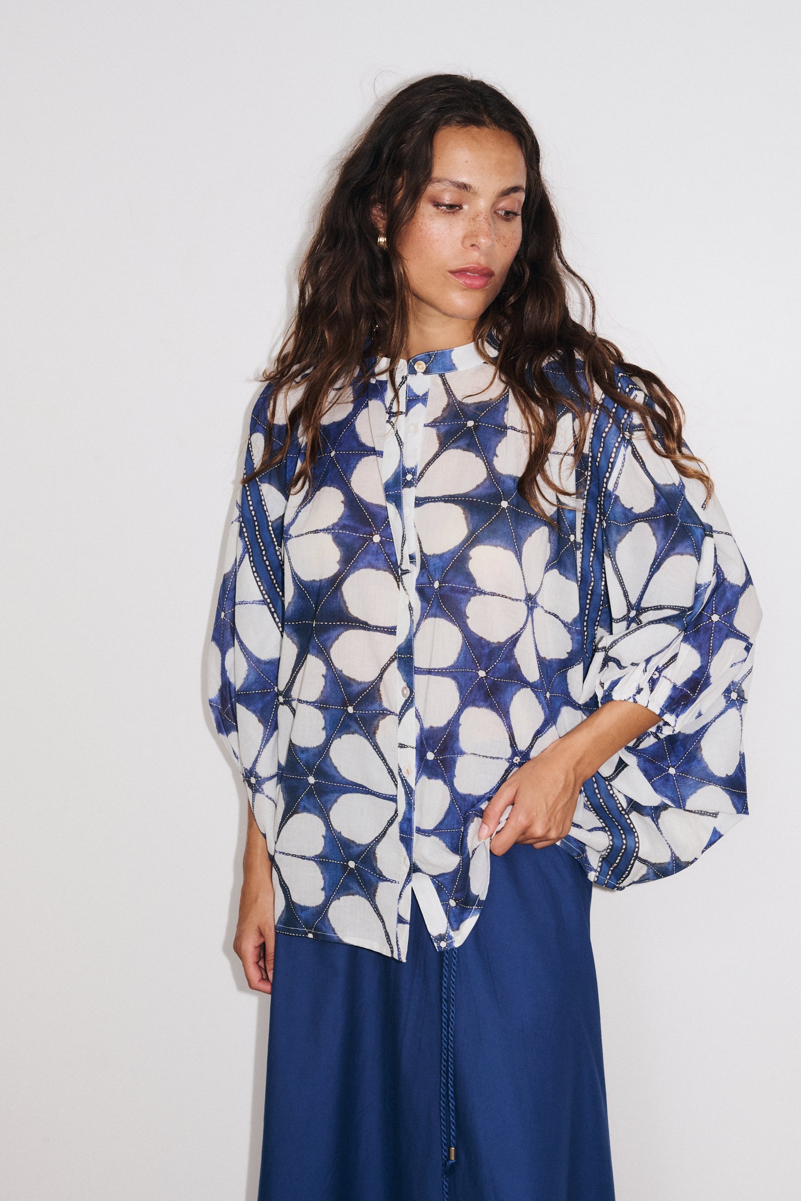 Zoom sur les manches chauve-souris avec poignets élastiques de la blouse pour femme Lotus indigo Stella Forest