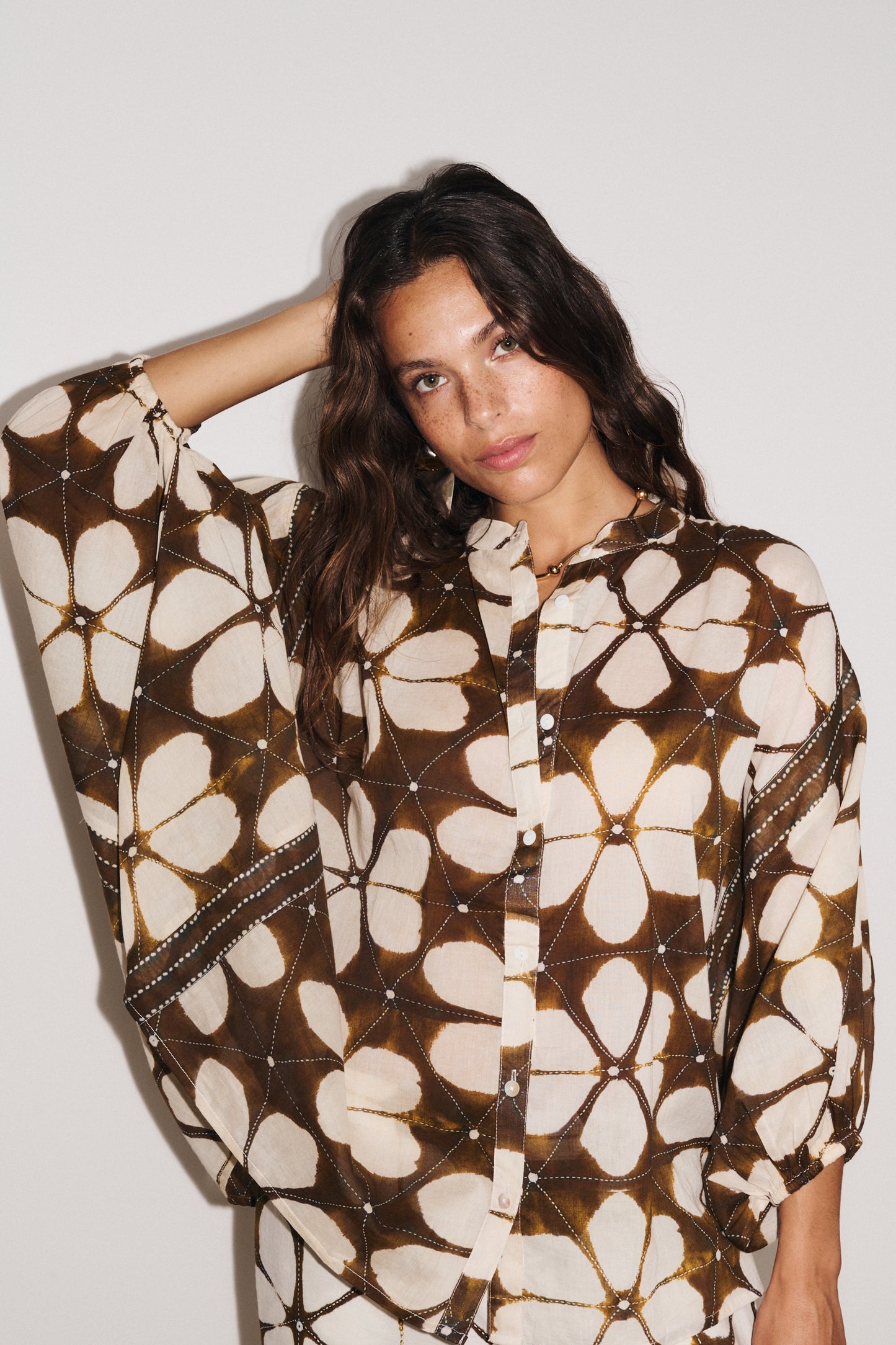 Zoom sur les manches chauve-souris avec poignets élastiques de la blouse pour femme Lotus marron Stella Forest