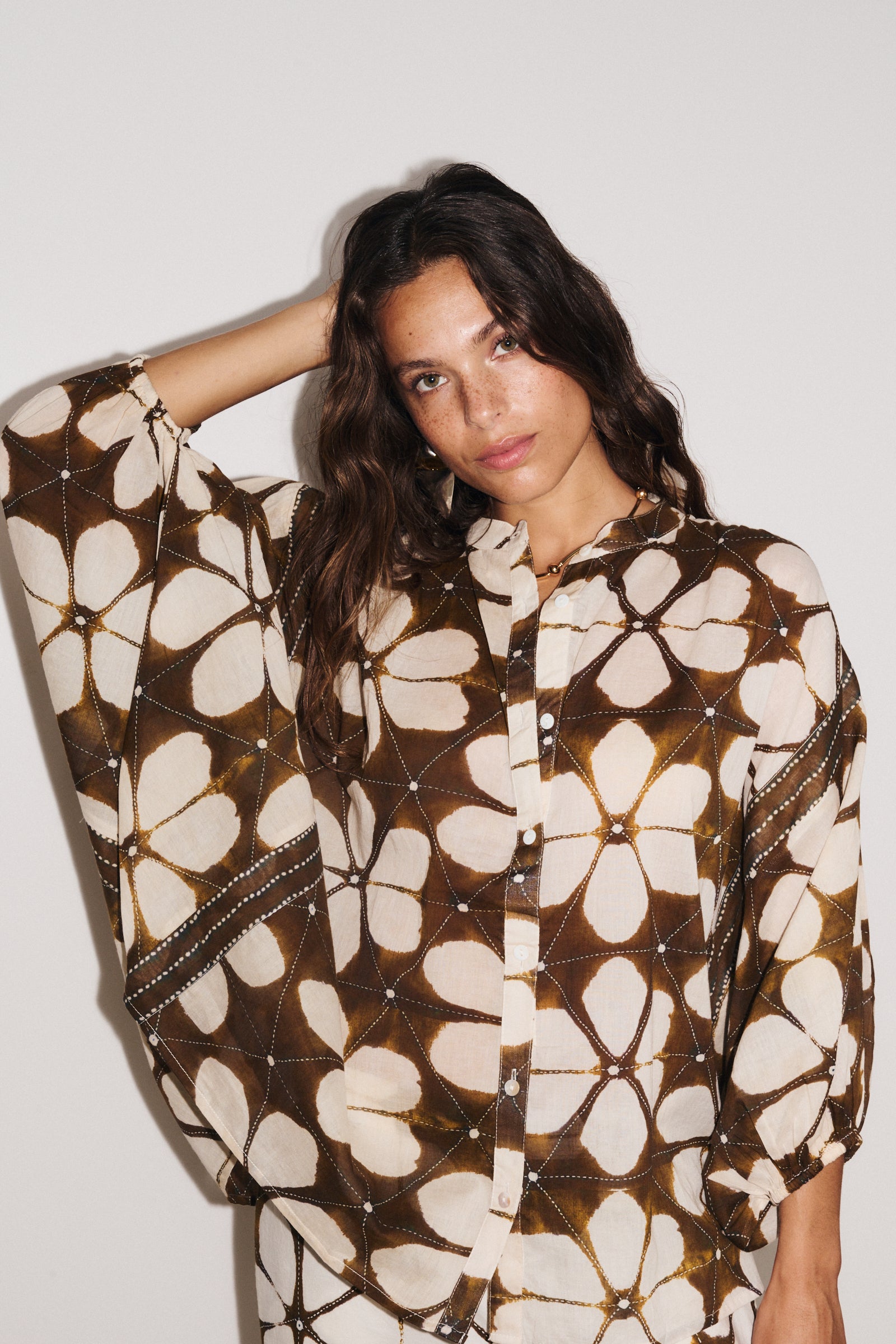 Zoom sur les manches chauve-souris avec poignets élastiques de la blouse pour femme Lotus marron Stella Forest